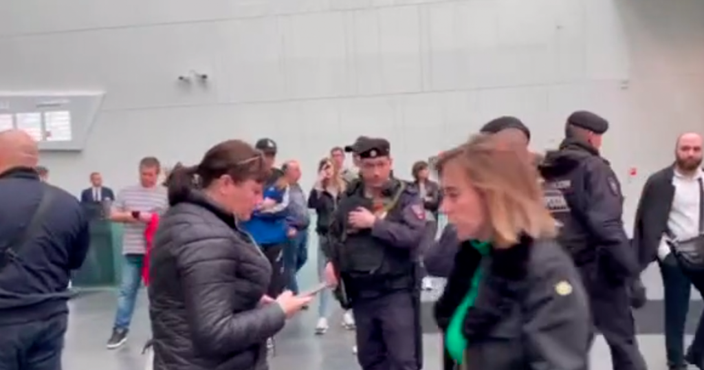 К офису Wildberries в Хамовниках приехали полиция и депутат усмирять митингующих продавцов