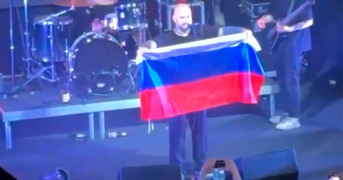 В прокуратуру пожаловались на Дизайн-завод из-за запрета проносить флаг РФ на концерт
