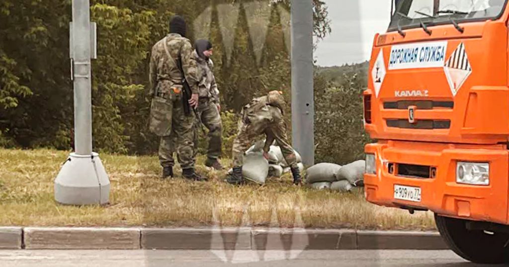 В Ясенево военные разгружают мешки с песком для укреплений