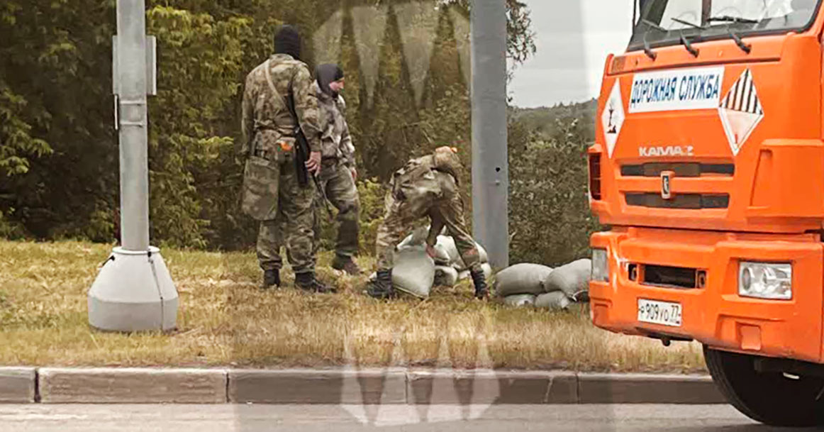 В Ясенево военные разгружают мешки с песком для укреплений