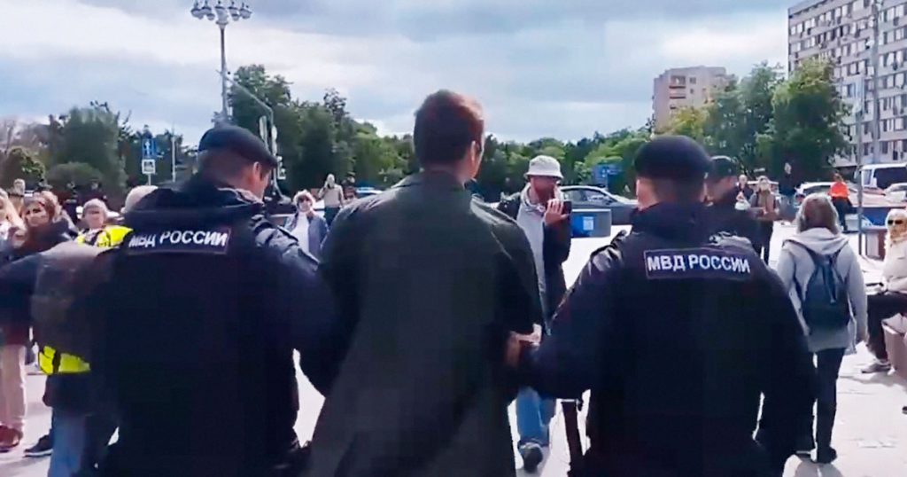 На Пушкинской площади полиция задерживает пикетчиков