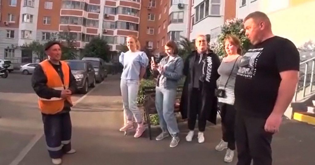 Жители Косино каждый год поздравляют с днем рождения местного дворника