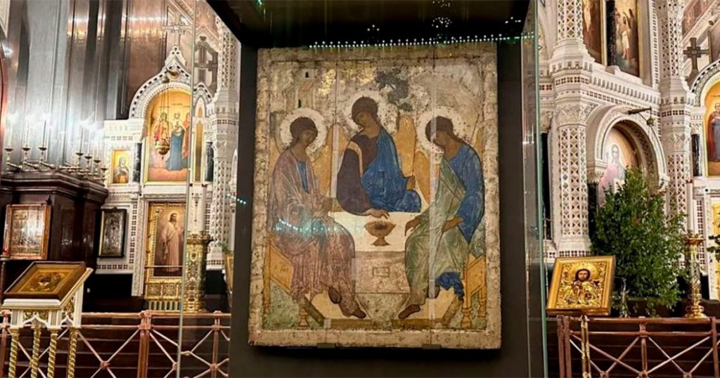 «Троицу» Рублева установили в центре Храма Христа Спасителя