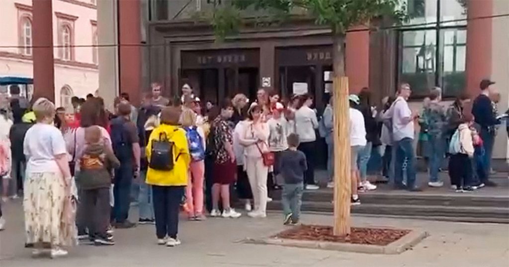 На Чистых прудах за бесплатным мороженым выстроилась огромная очередь