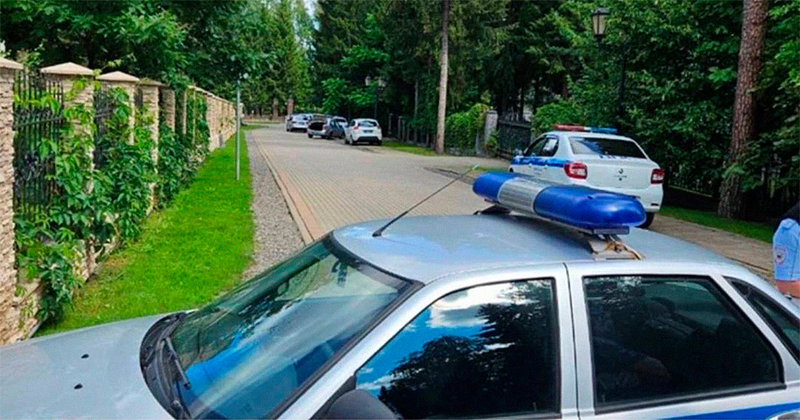 Вооруженный мужчина проник в особняк в поселке «Шервуд» на Новой Риге — его пытаются задержать