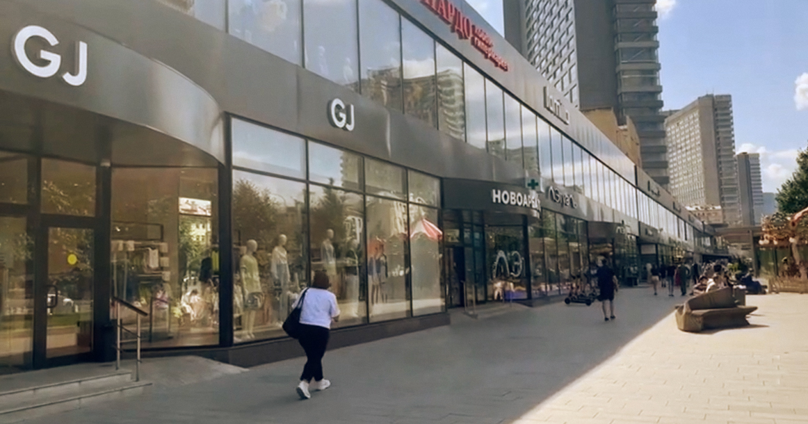 На месте флагмана Uniqlo на Новом Арбате открылся магазин Gloria Jeans