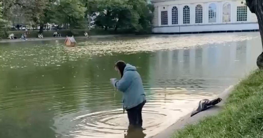 Несмотря на жару, москвичка решила искупаться в Чистых прудах в одежде