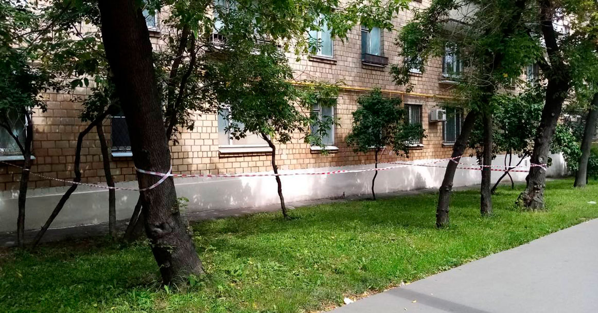 Прохожие нашли годовалого ребенка у жилого дома на Сельскохозяйственной улице