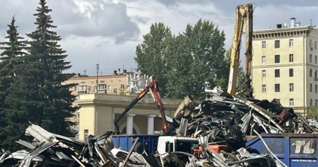На «Фрунзенской» сносят здания Всесоюзной строительной выставки у дома-самолета