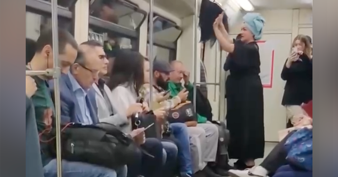 В вагоне метро женщина в халате и с полотенцем на голове стала сушить одежду на поручнях