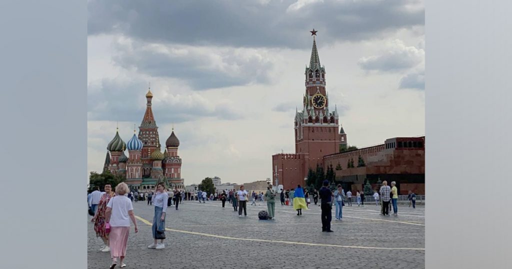 На Красной площади задержали девушку, которая вышла на пикет, обернувшись украинским флагом