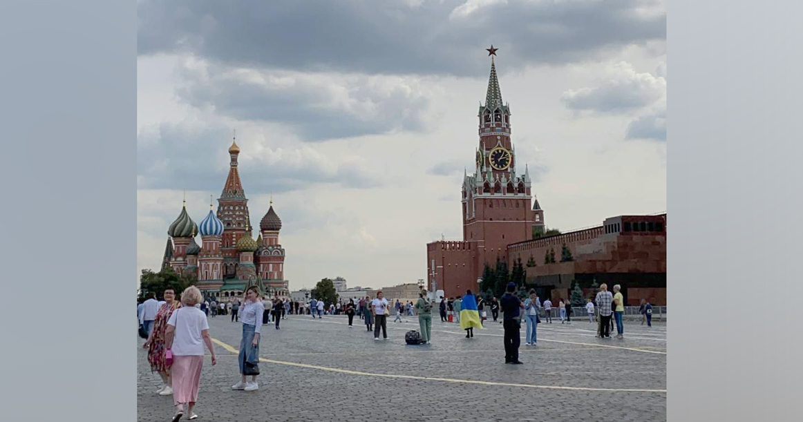 На Красной площади задержали девушку, которая вышла на пикет, обернувшись украинским флагом