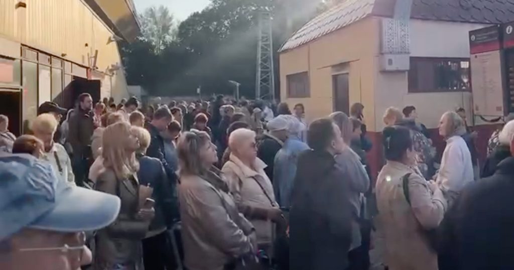 На Павелецком вокзале с утра толпы на платформах — электрички вышли из расписания на полчаса