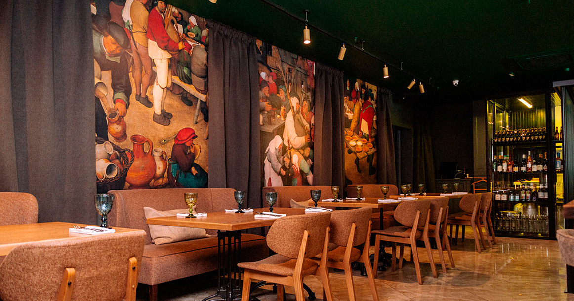В Abbe Brasserie на Цветном подают пиво, вафли и — почему-то — хумус