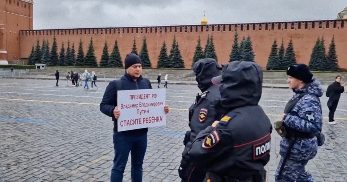 На Красной площади снова задержали Дмитрия Бахтина, вставшего в пикет из-за болезни сына