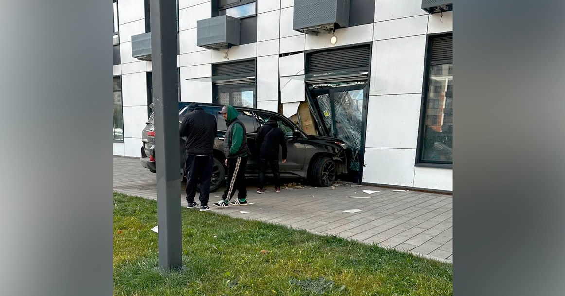 В Люблино на улице Цимлянской внедорожник протаранил первый этаж дома