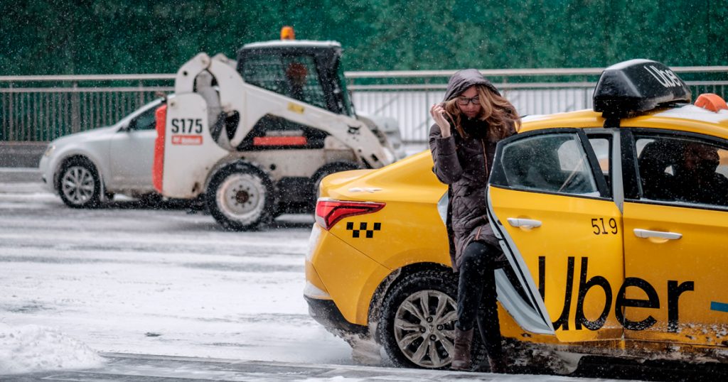 Из-за снегопада цены на такси в Москве выросли в 1,5–2 раза