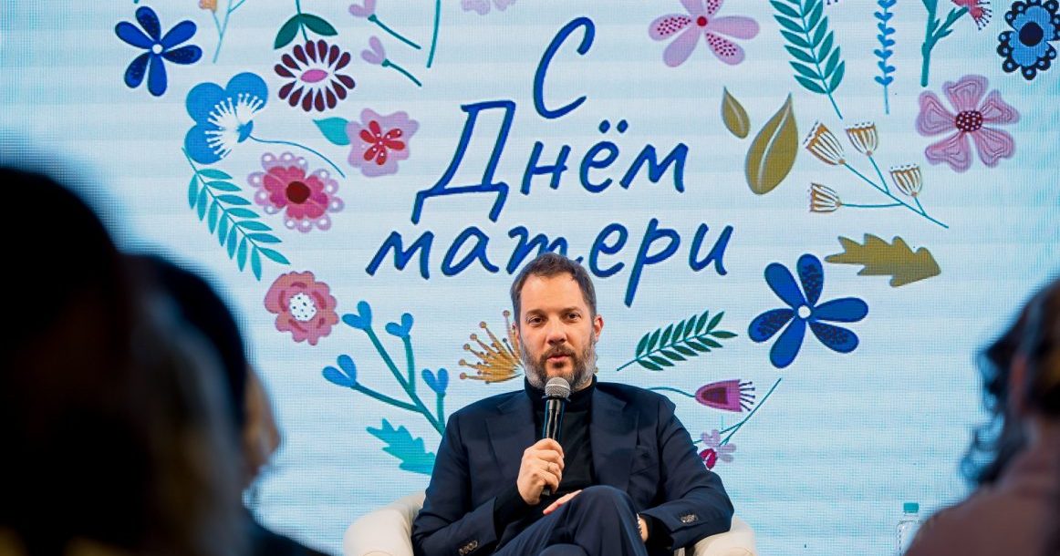 Миллион «маментинок» и лекции известных психологов: в Москве подвели итоги Дня матери