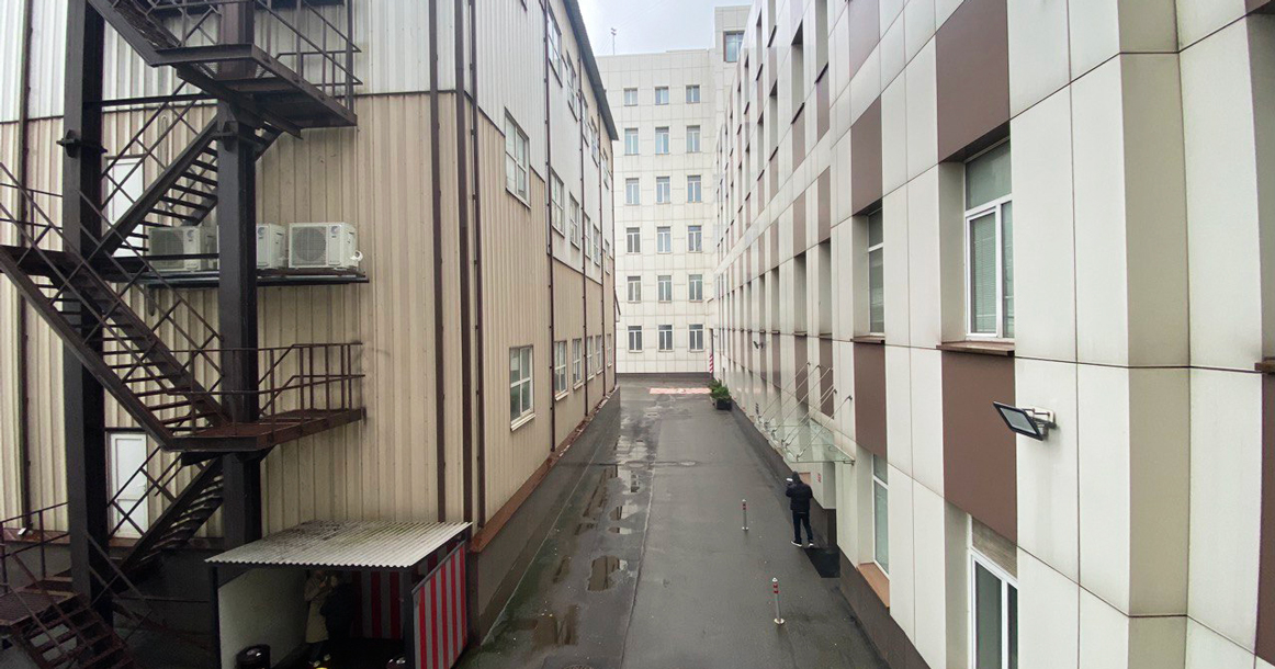 Вид из моего окна: на внутренний двор бизнес-центра в Лианозово