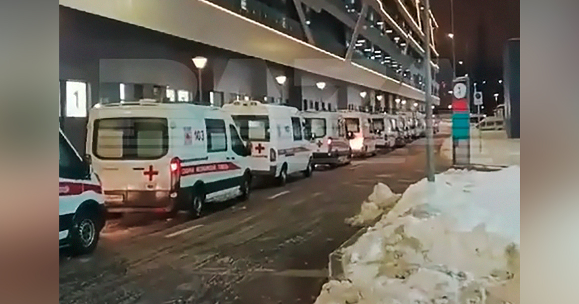 У инфекционных больниц образовались очереди из автомобилей скорой помощи