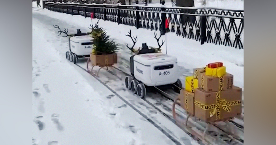 Роботы-доставщики ездят по Москве в оленьих рогах и с елками