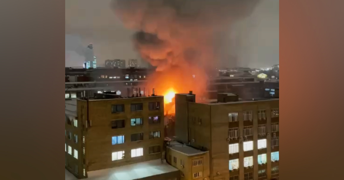 В Преображенском районе крупный пожар: горит цех Электрозавода