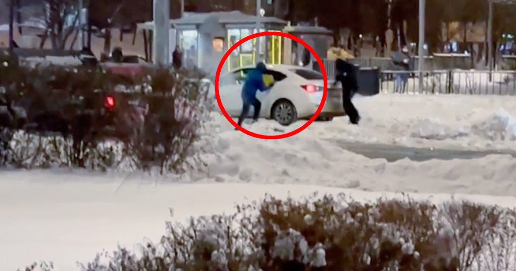 Нападение в стиле 90-х: ночью в Зябликово на дороге ограбили курьера, перевозившего деньги