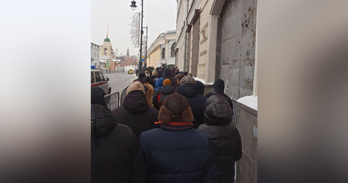 Вот такая очередь перед входом в «Гостиный двор», где сегодня пройдет прямая линия с Путиным
