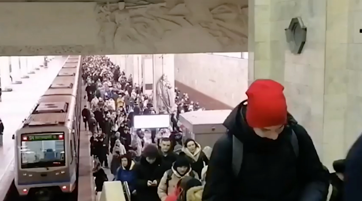 Сегодня в метро произошло уже два сбоя: на синей и теперь на фиолетовой линиях