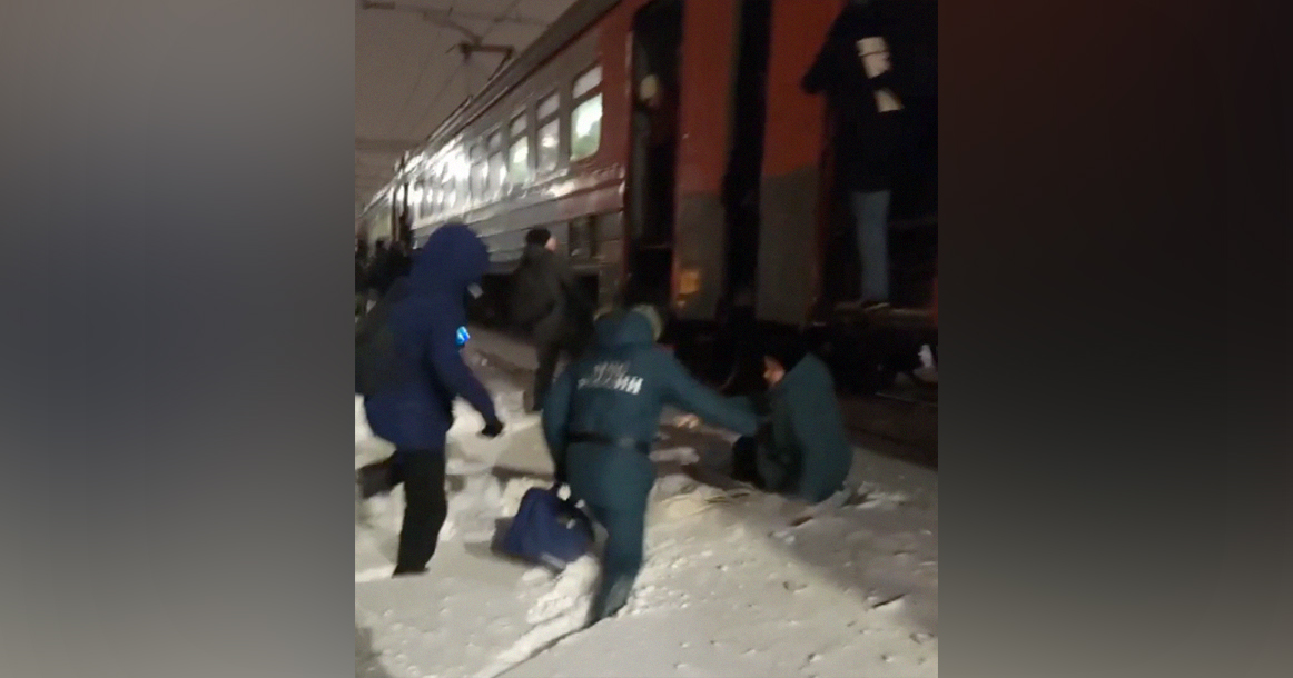 Из-за сбоя на Ярославском направлении пассажиры начали прыгать из поезда прямо на пути в снег