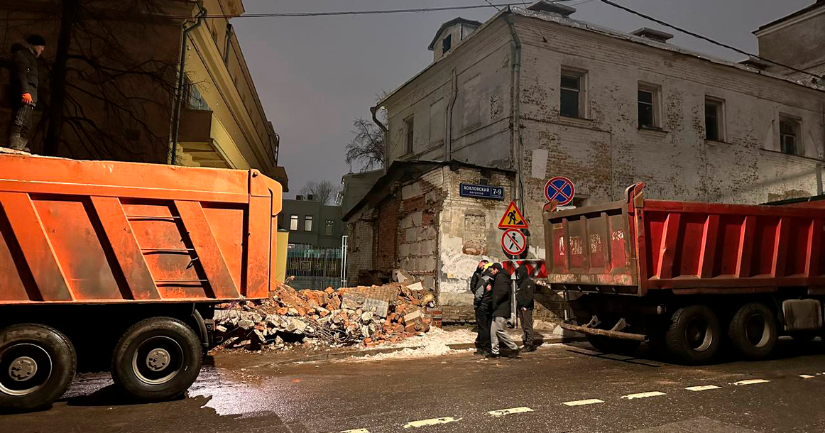 В ночи на Хохловке снесли пристройку Дома служителей архива