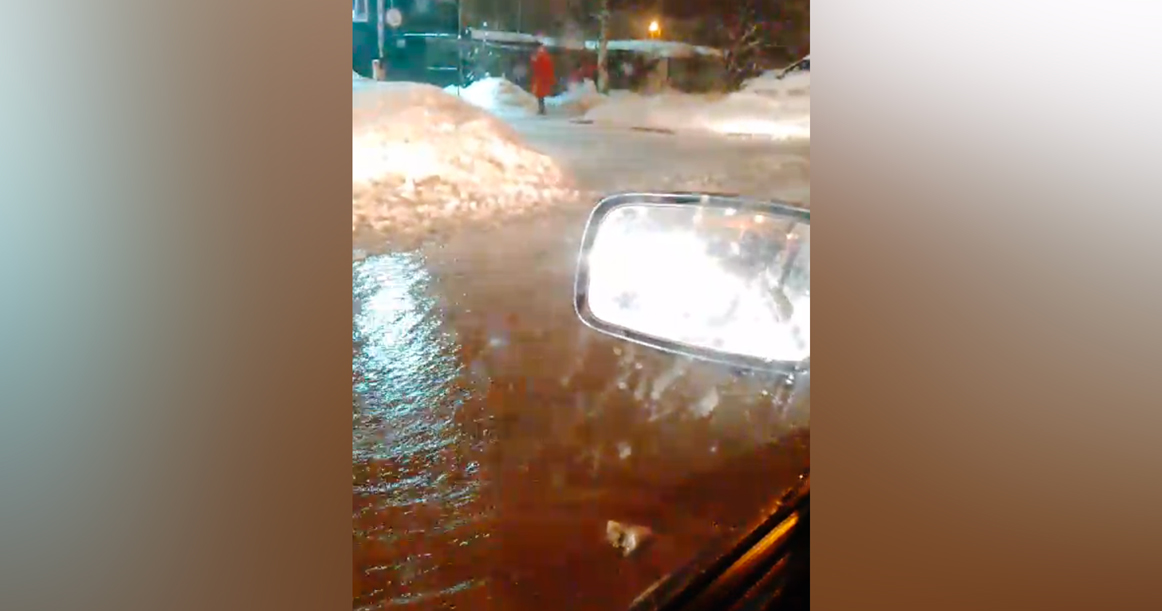 В Кунцево потоп на дороге из-за коммунальной аварии. Люди не могут перейти улицу