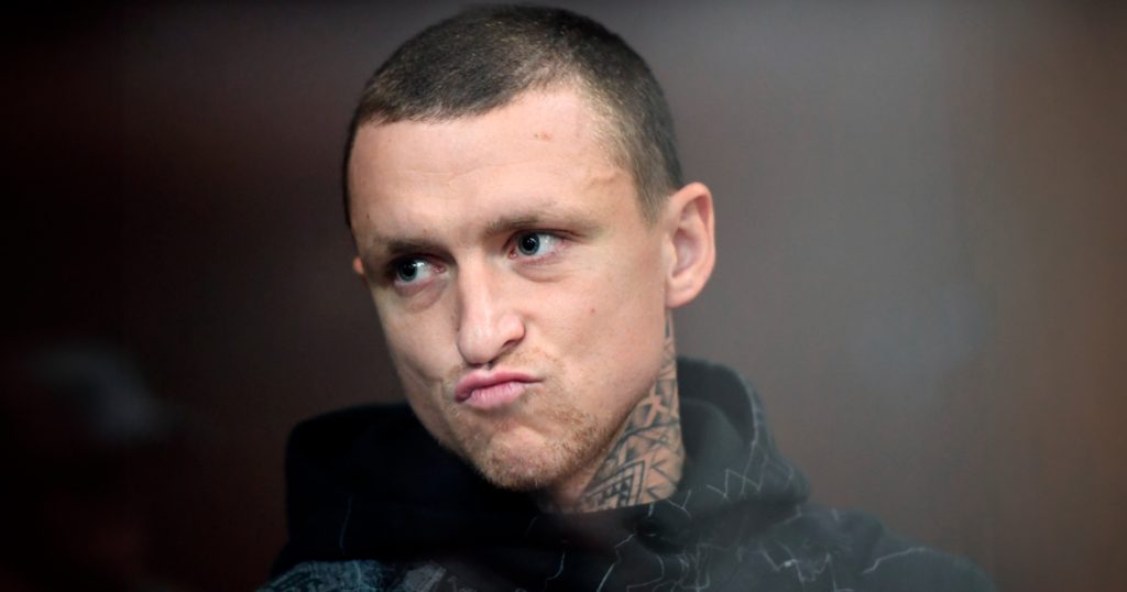 Павел Мамаев устроил скандал на рейсе в Дубай из-за отказа принести ему детскую коляску