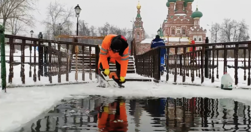 В 11 парках Москвы готовят проруби для крещенских купаний