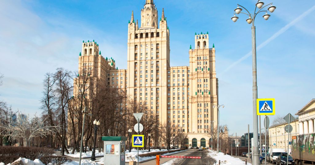 В высотке на Кудринской площади произошел потоп. Воду не могут перекрыть больше часа