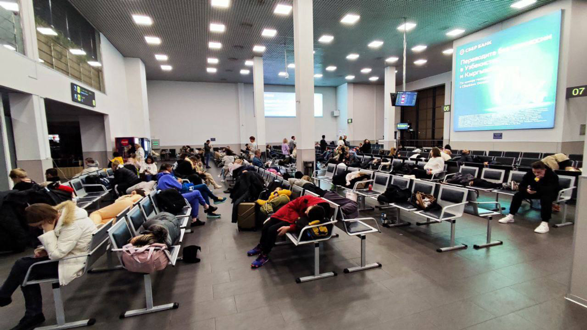 400 пассажиров уже больше 12 часов не могут вылететь из Жуковского в Шри-Ланку