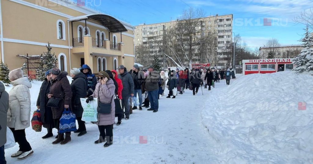 Вот такая очередь за святой водой образовалась у храма в Бирюлево