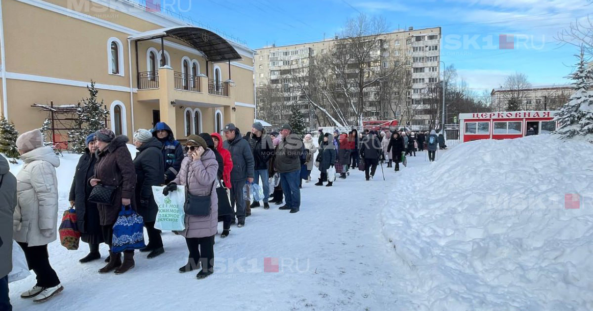 Вот такая очередь за святой водой образовалась у храма в Бирюлево