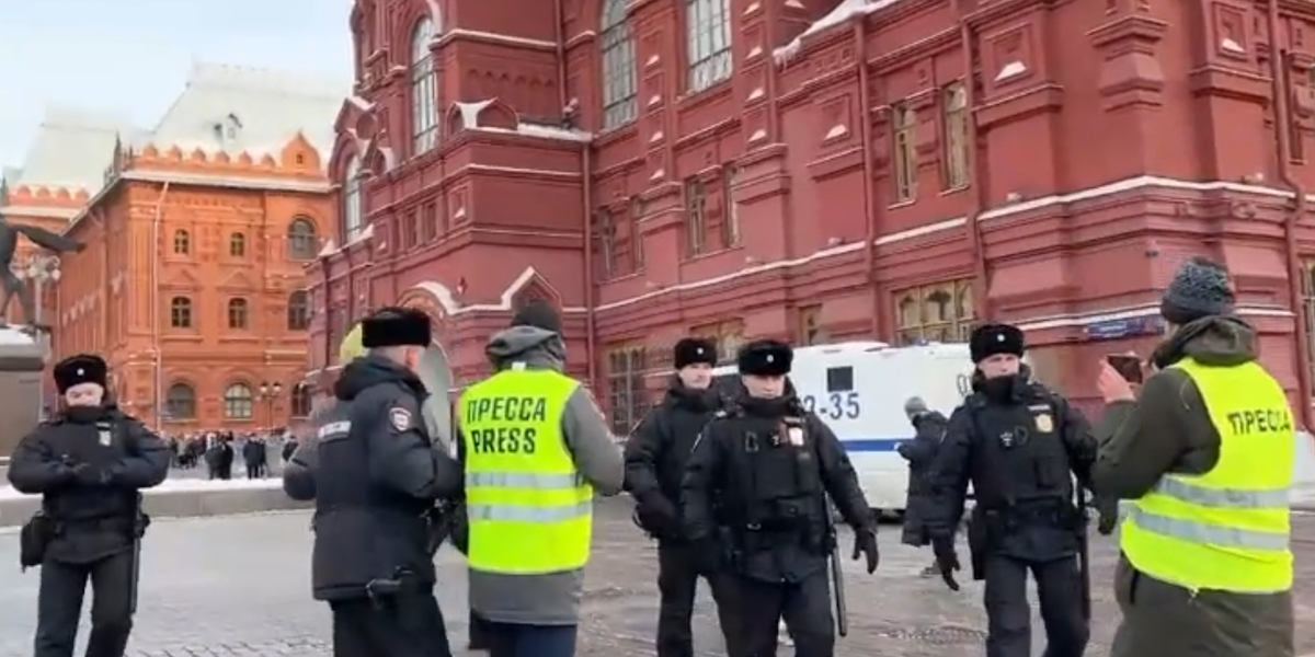 На Манежной площади после акции жен мобилизованных начали задерживать журналистов