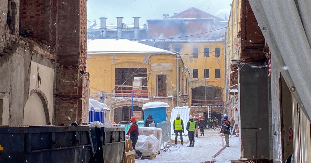 На Никольской уже больше часа не могут потушить пожар в здании Шевалдышевского подворья