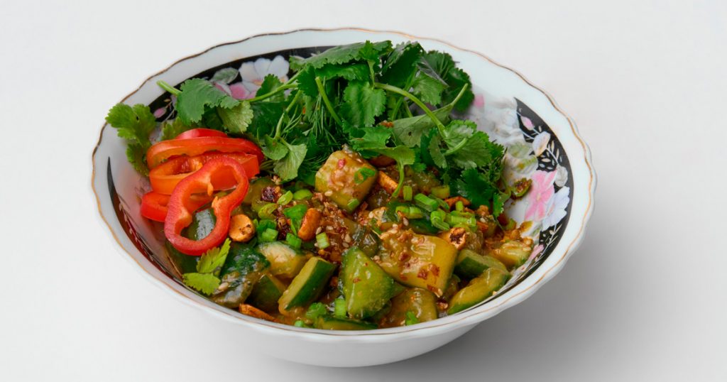 «Игристое на кране» и битые огурцы: лапшичная Tricky явилась на Мясницкую как из кино