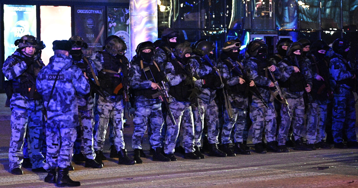 После теракта в «Крокусе» московских полицейских вооружили АК-74М