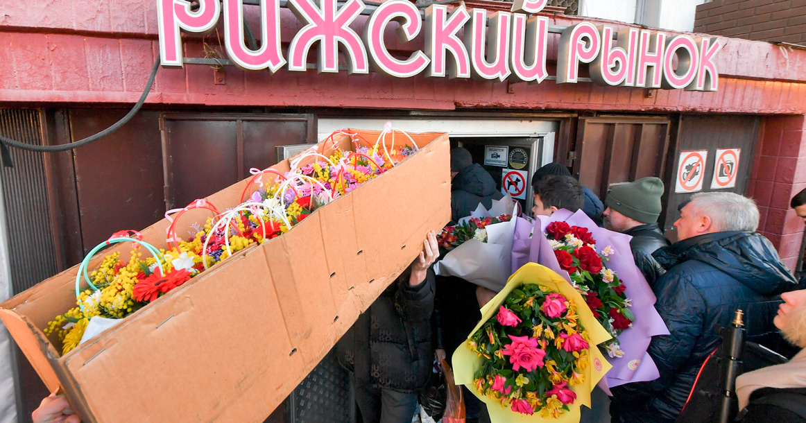 В районе Рижского рынка большие пробки, а на самом рынке цветочный ажиотаж