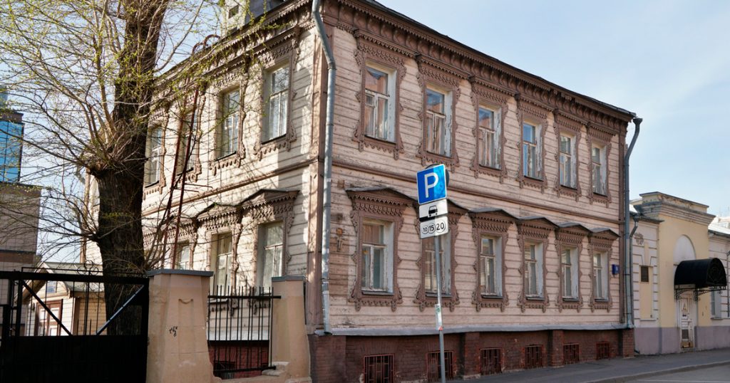 Деревянный дом Общества распространения технических знаний в Хамовниках продают за 47 млн рублей
