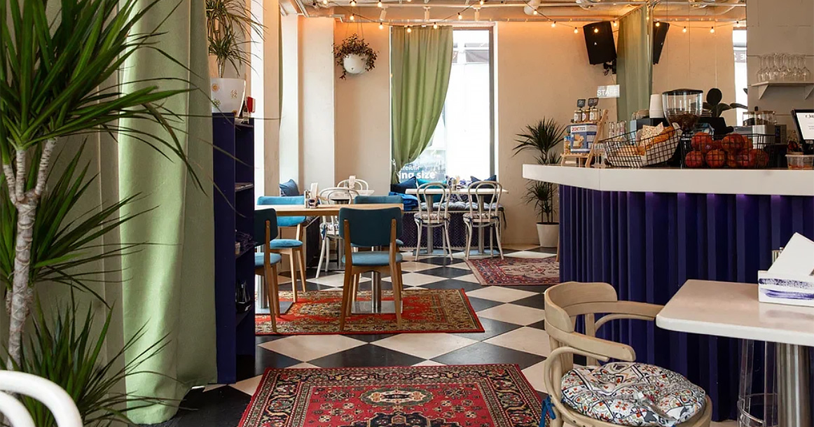 Бистро «Маврик TLV food&bar» с израильской кухней напоминает что-то между трактиром и кофейней