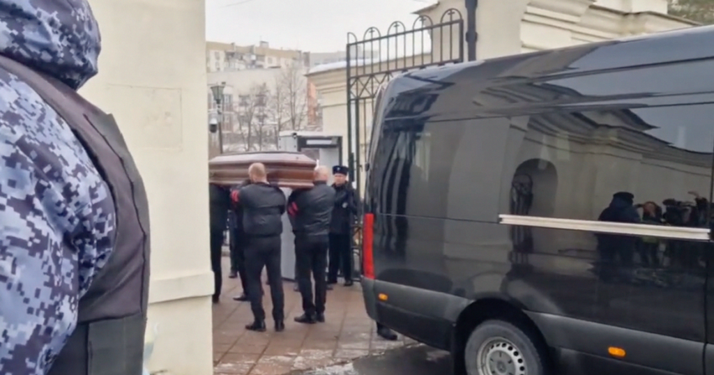 Тело Алексея Навального занесли в храм на отпевание