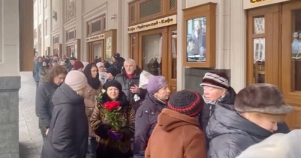 У Театра сатиры образовалась очередь из желающих проститься с Александром Ширвиндтом