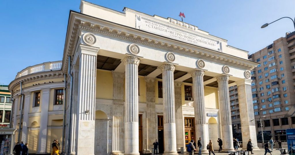 Сказочные витражи и голуби мира: рассматриваем станцию «Новослободская»
