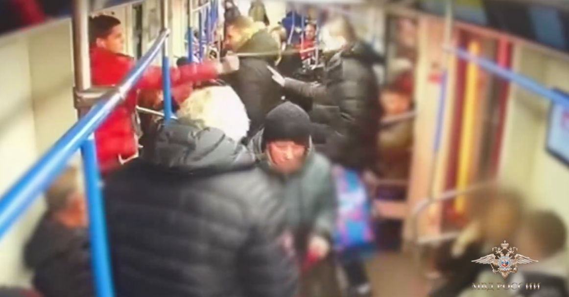 Полицейские задержали парня, распылившего баллончик в вагоне метро