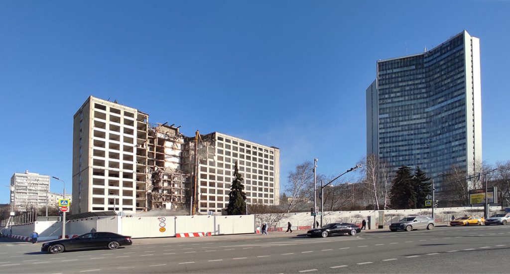 Памяти снесенной гостиницы «Мир», скромной стекляшки, которая оттеняла более важных соседей